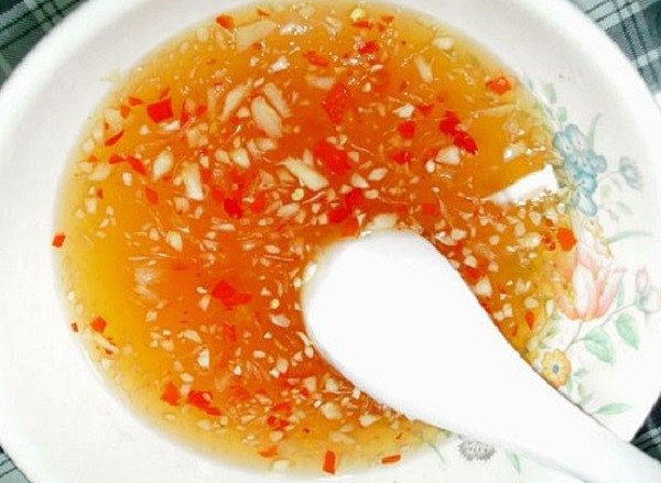 Hướng dẫn cách làm nước mắm ăn bánh xèo thơm ngon chuẩn vị 5 Cach-lam-nuoc-mam-an-banh-xeo-5