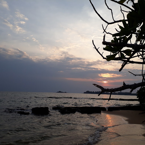 Bãi biển Vũng Bầu lúc hoàng hôn